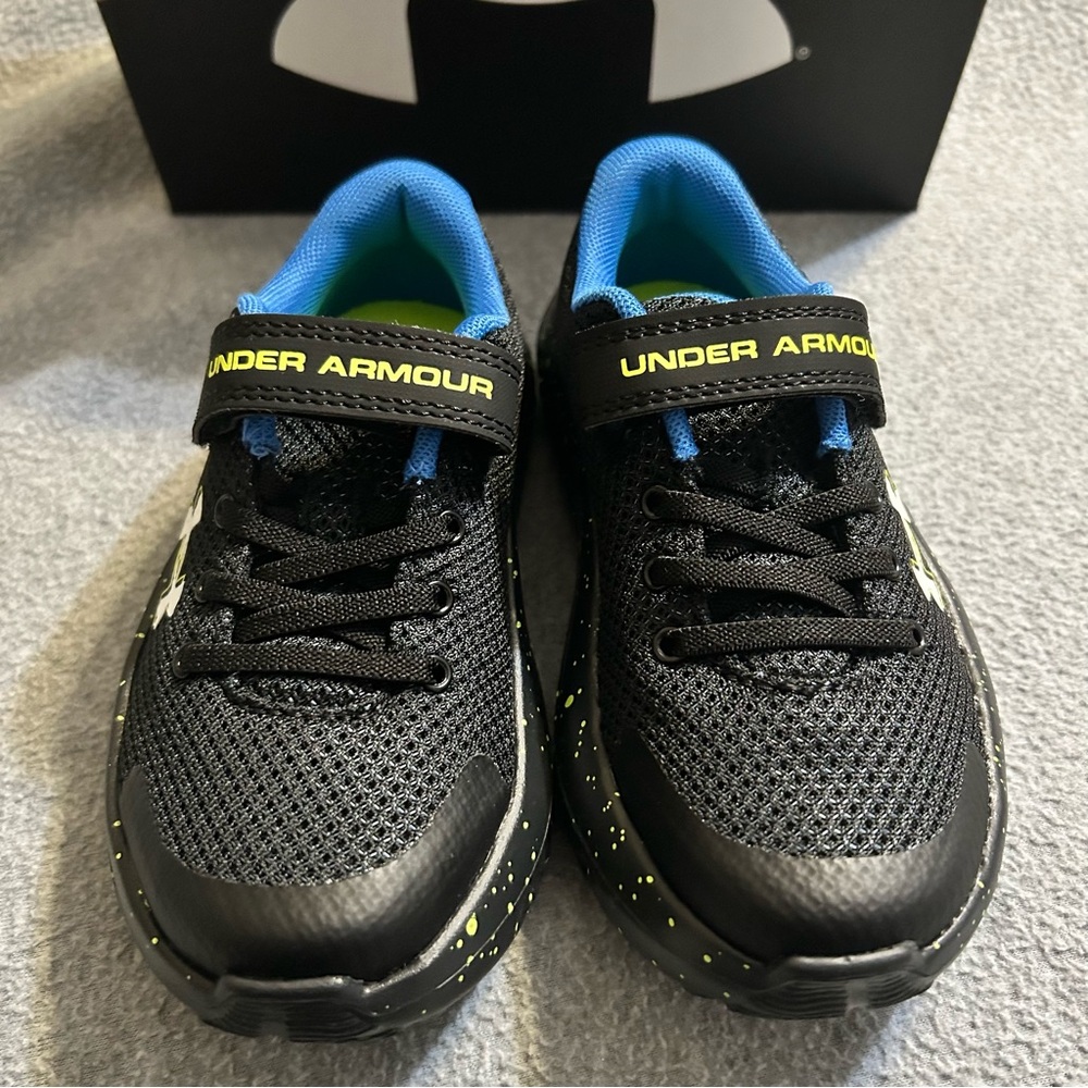 Under Armour Surge 4  Sneakers Boys US 11 Black Running Shoes NIB - Picture 2 of 5